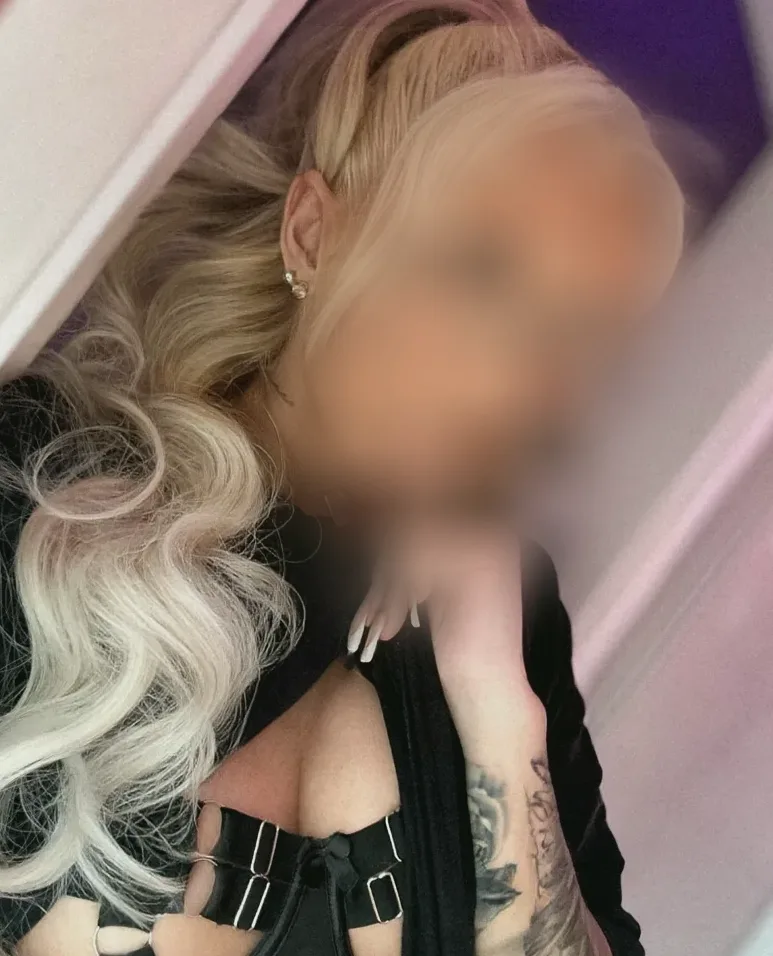 Amber, 23