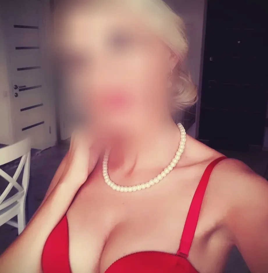 Claire, 36