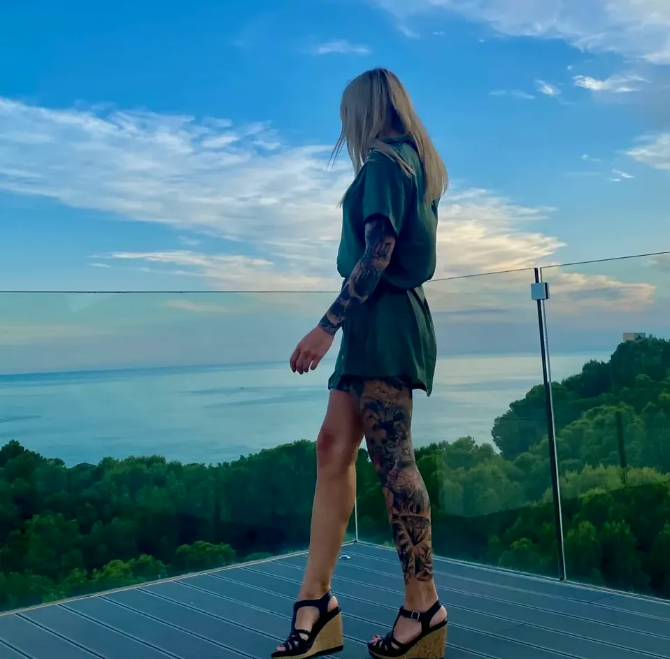 Ellie, 25