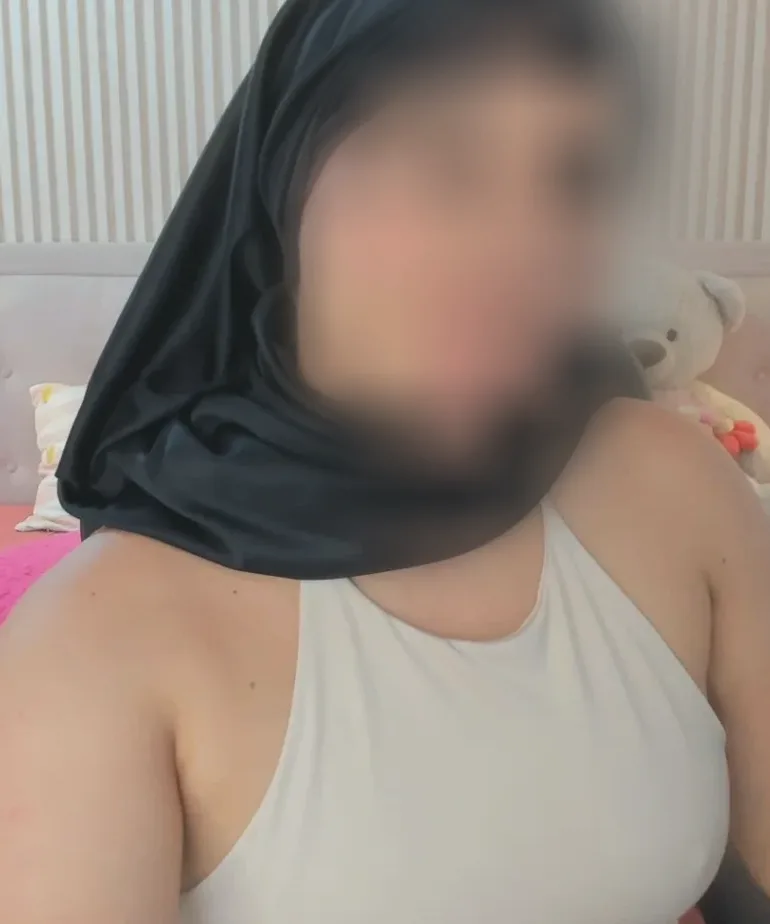 Nicola, 36