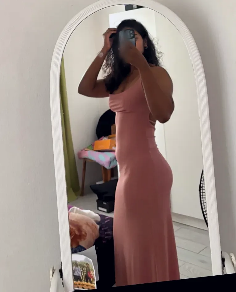 Rhona, 28